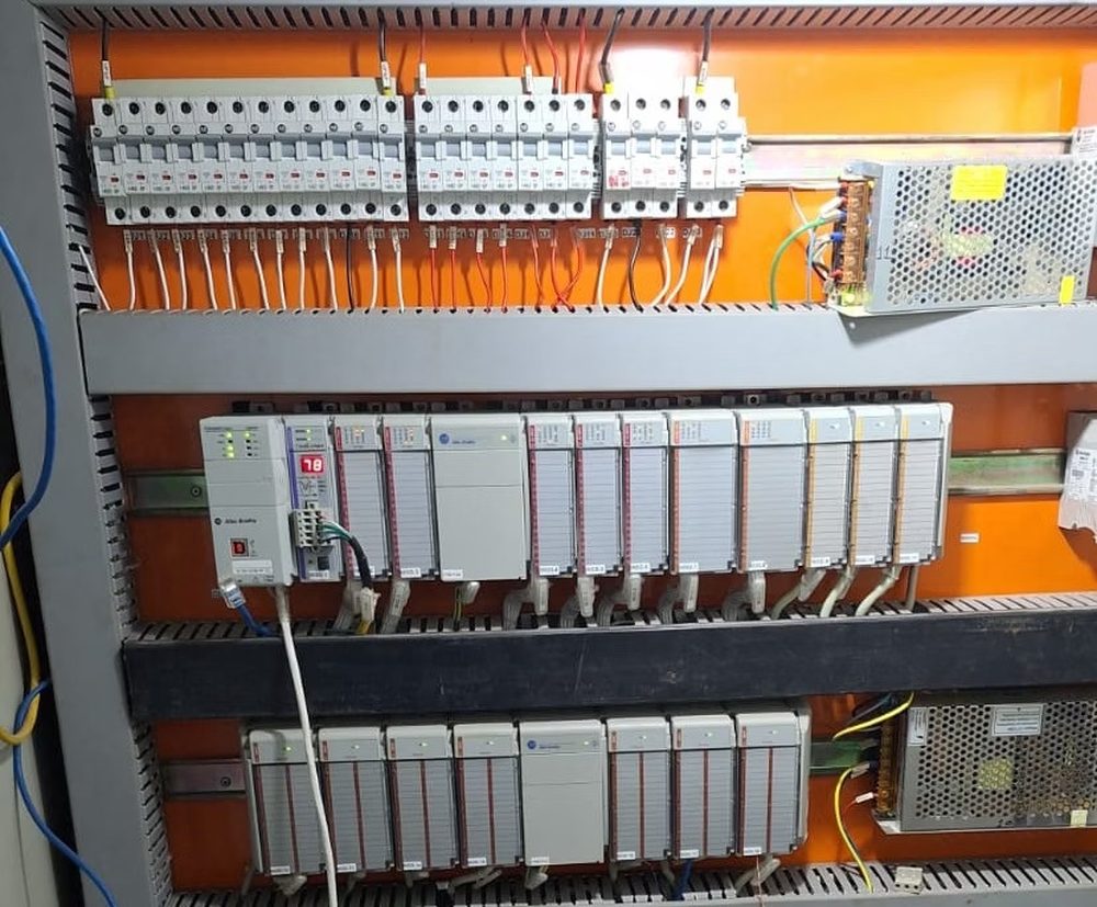 Painel elétrico industrial com componentes de automação